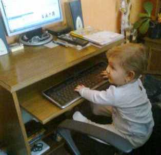 vnučka u počítače